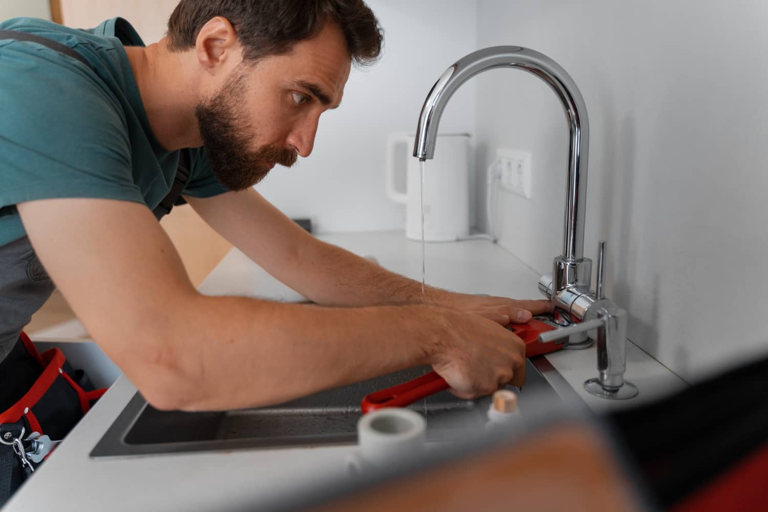 fast plumber repairing wash basin