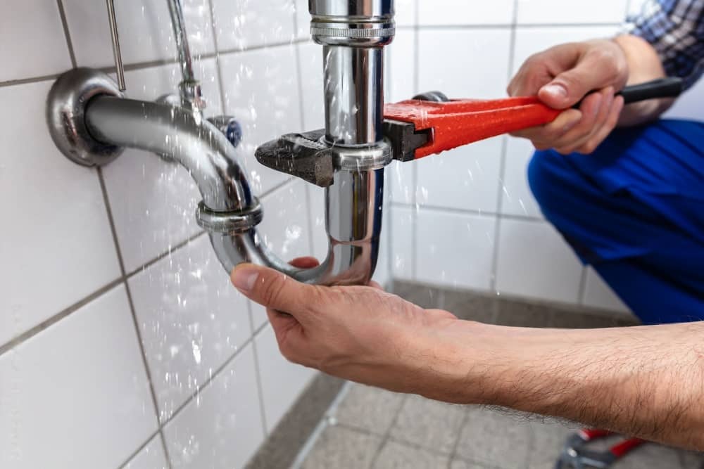 fast plumber repairing sink & pipe leakage