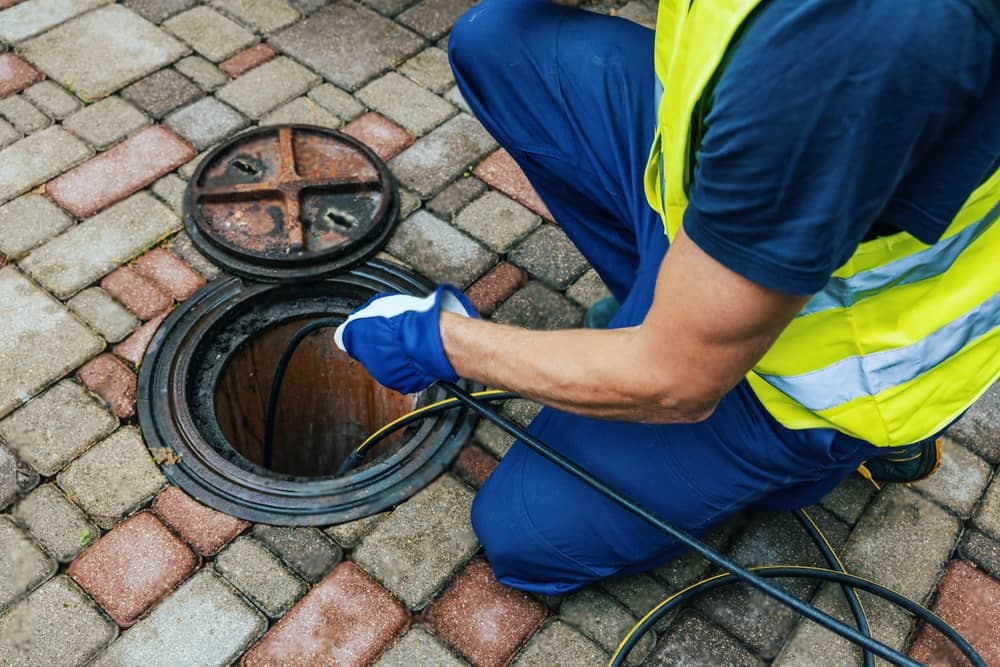 fast plumber cleaning blocked sewer