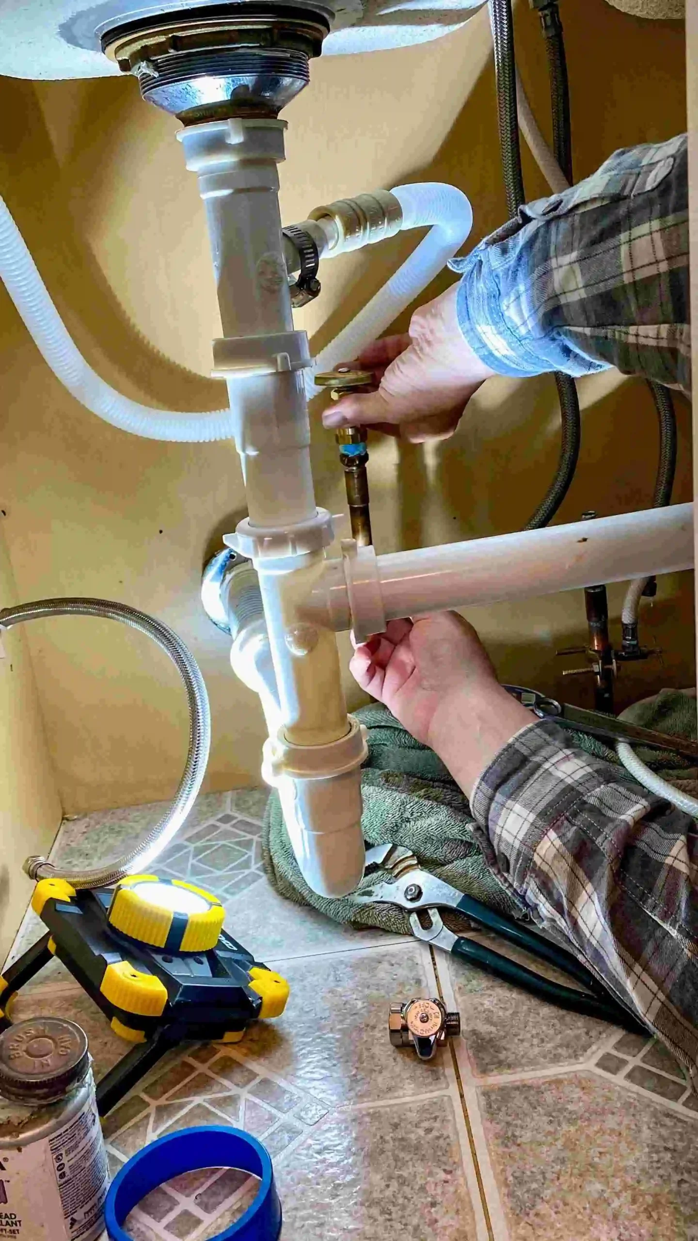 fast-plumber-repairing-pipe-canyon-country