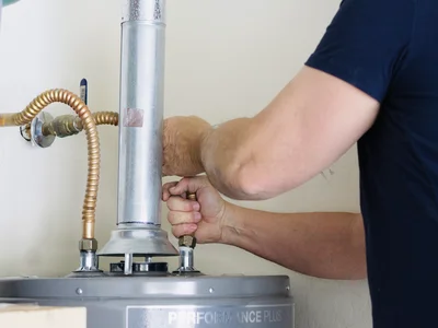 fast-plumber-repairing-water-heater-valencia-ca